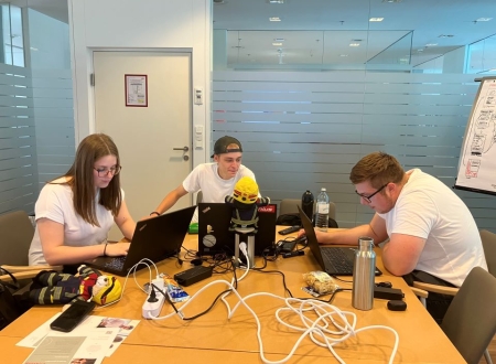 Lehrlinge entwickeln Apps beim Lehrlingshackathon OÖ 2023.