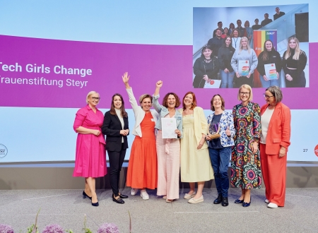 Frauenstiftung gewinnt OÖ Landespreis 2025 "Starke Frauen. Starkes Land." für Projekt "Tech Girls Change". Foto: Mathias Lauringer | soulspacestudios.at